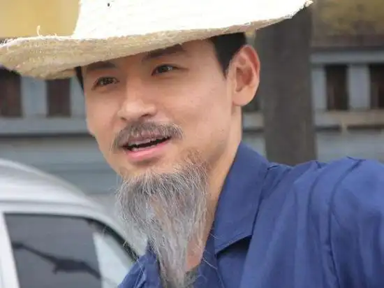 钱泳辰剧中乔装改扮