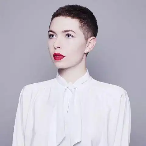 发型对不少女生来说也是蛮合适的小卷毛可以有更多的变化在整体的造型