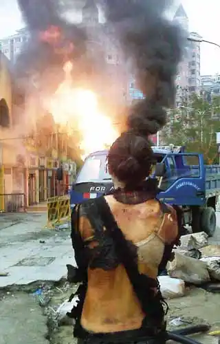 福州电力施工挖爆燃气管 引大火烧伤路人(组图)