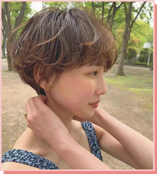 发根定位是针对较短的头发,重点是把发根烫起来,打造蓬松饱满的发型