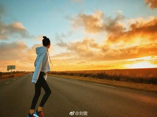 刘雯夕阳下撒野奔跑大长腿马甲线吸人眼球图