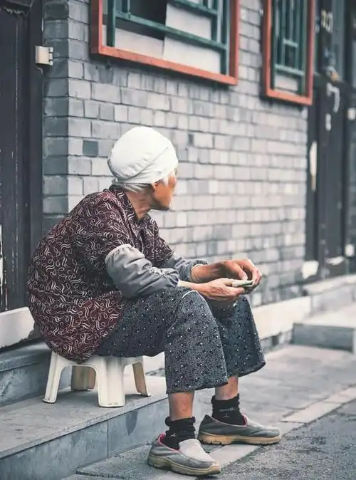 木偶僵尸老人(看看自己家里空巢老人的悲惨生活)