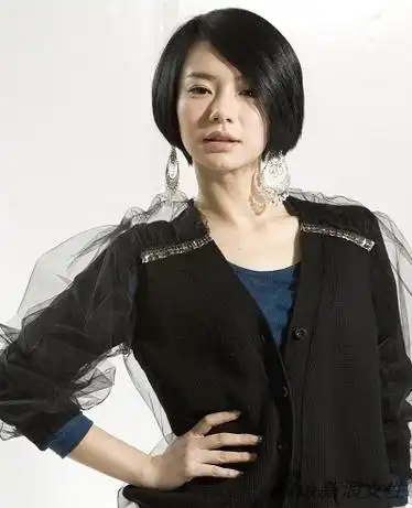 戚薇的短发造型利落