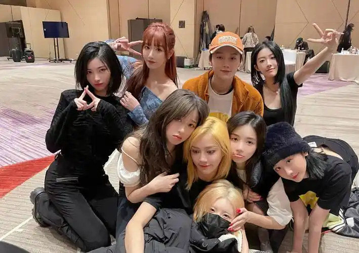 the9队长安崎晒成员练习室合影照 并配文"再等等我