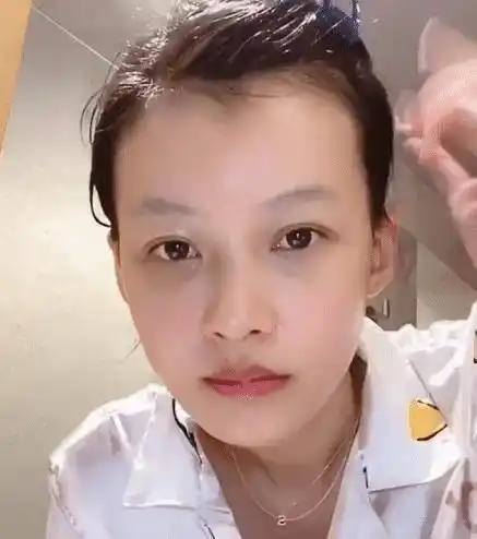 孙怡直接素颜出镜引热议,不化妆和美图判若两人,果然是照妖镜!