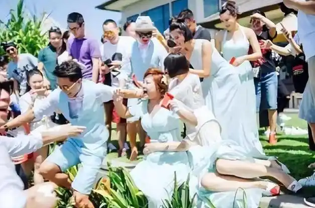 贾玲在包贝尔的婚礼上帮了柳岩后两人为何却没有深入合作