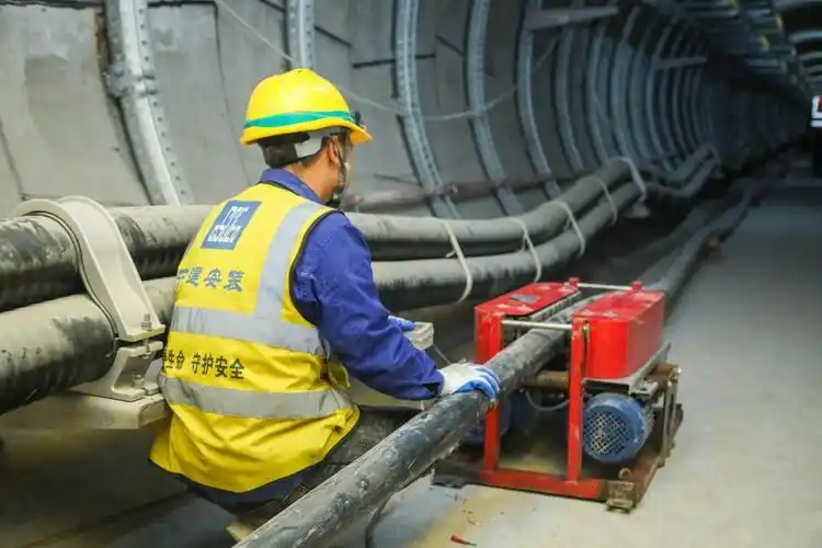 工人师傅正在安装电缆.