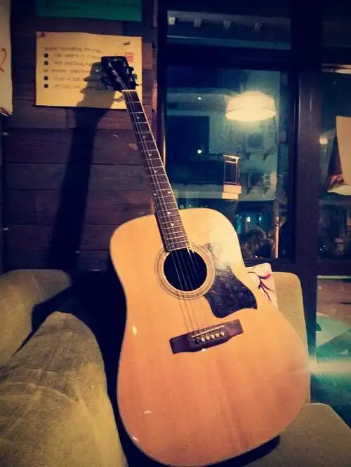 民谣吉他 倚在角落 拂去灰尘