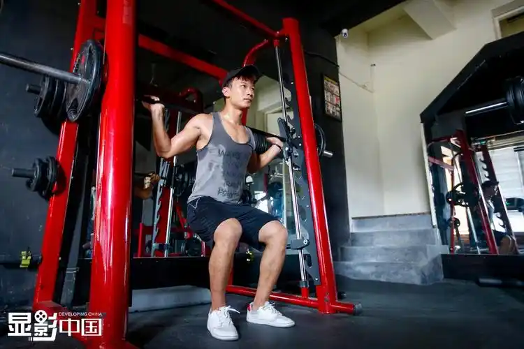 8月1日,陆军在健身房进行力量练习.