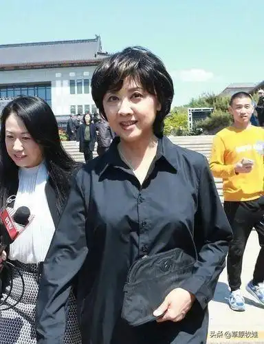 当年的徐少华帅气,而朱琳也是一位美女,两人因《西游记》而结识,在