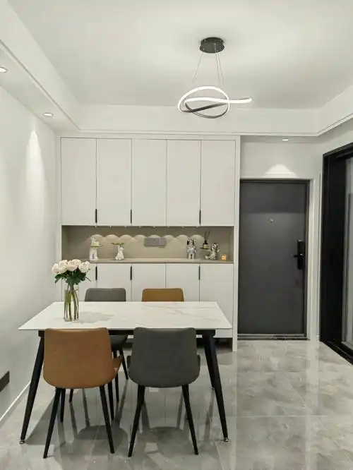 套色柜子加白色墙面