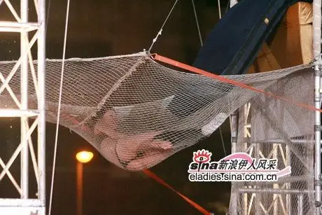 组图:女星长裤脱落惨露底裤过程(3)