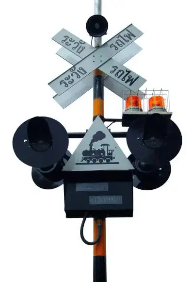 铁路道口前有铁路道口标志和信号灯