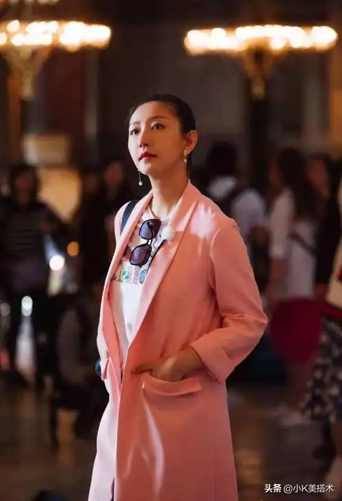 凌潇肃妻子唐一菲,衣品原来这么好,粉色大衣搭羊角辫时髦又减龄