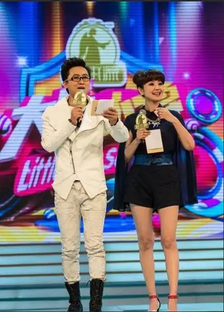 央视主持人方琼晒照17岁儿子身高190戴眼镜气质像是高管爸爸