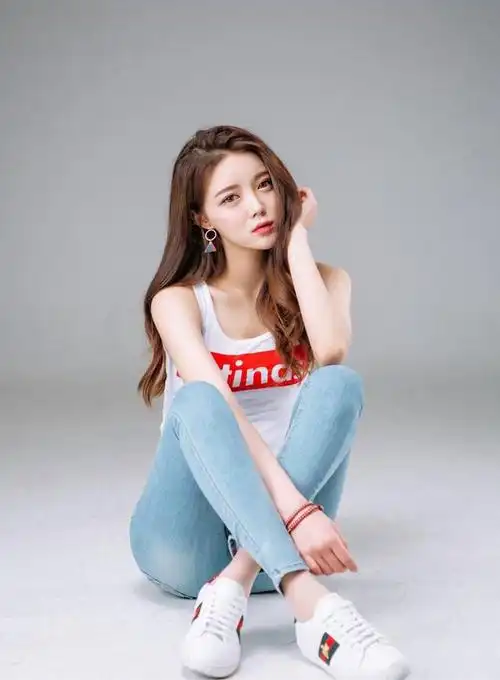 细腰人气模特时尚紧身牛仔裤尽展傲人身材性感尤物实在太诱人