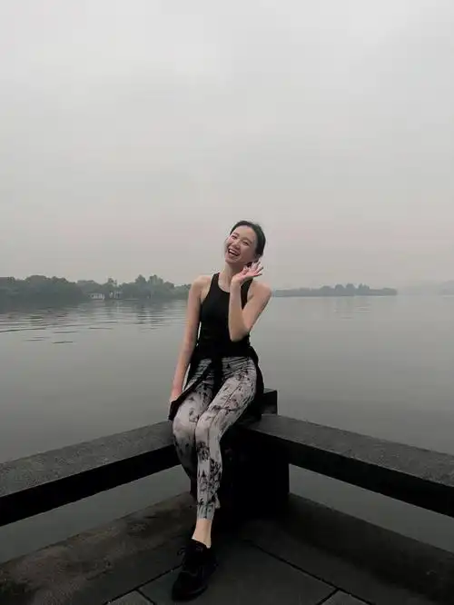 就只发五个字 美女的日常#杭州  @#西湖