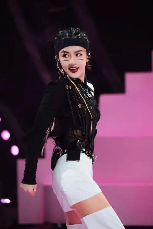 陈梓童:《好声音》对我来说,我参加的时候确实是素人,那这一次虽然说