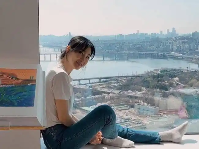 崔智友近日在sns发布一组日常生活近照,休闲模样吸引了广大粉丝们目光