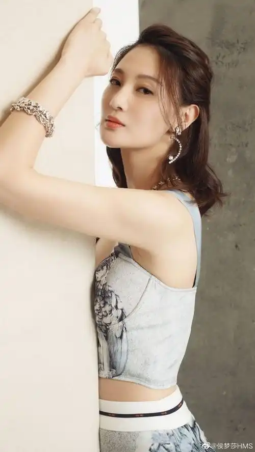 演员侯梦莎搭档吴京一战而红如今脱下军装后惊艳众人