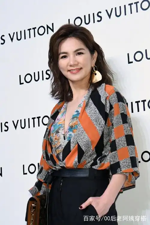 she的"假小子"陈嘉桦,如今37岁显老态,浓妆都遮不住皱纹