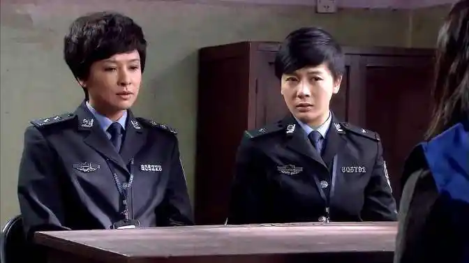 走进看守所:女犯人半夜突然发疯,用头一顿砸墙,狱警都来了-影视综视频