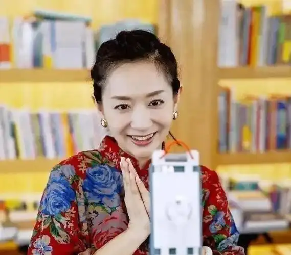 主持人王芳:怀孕8个月还在工作,她的婚姻真的幸福吗