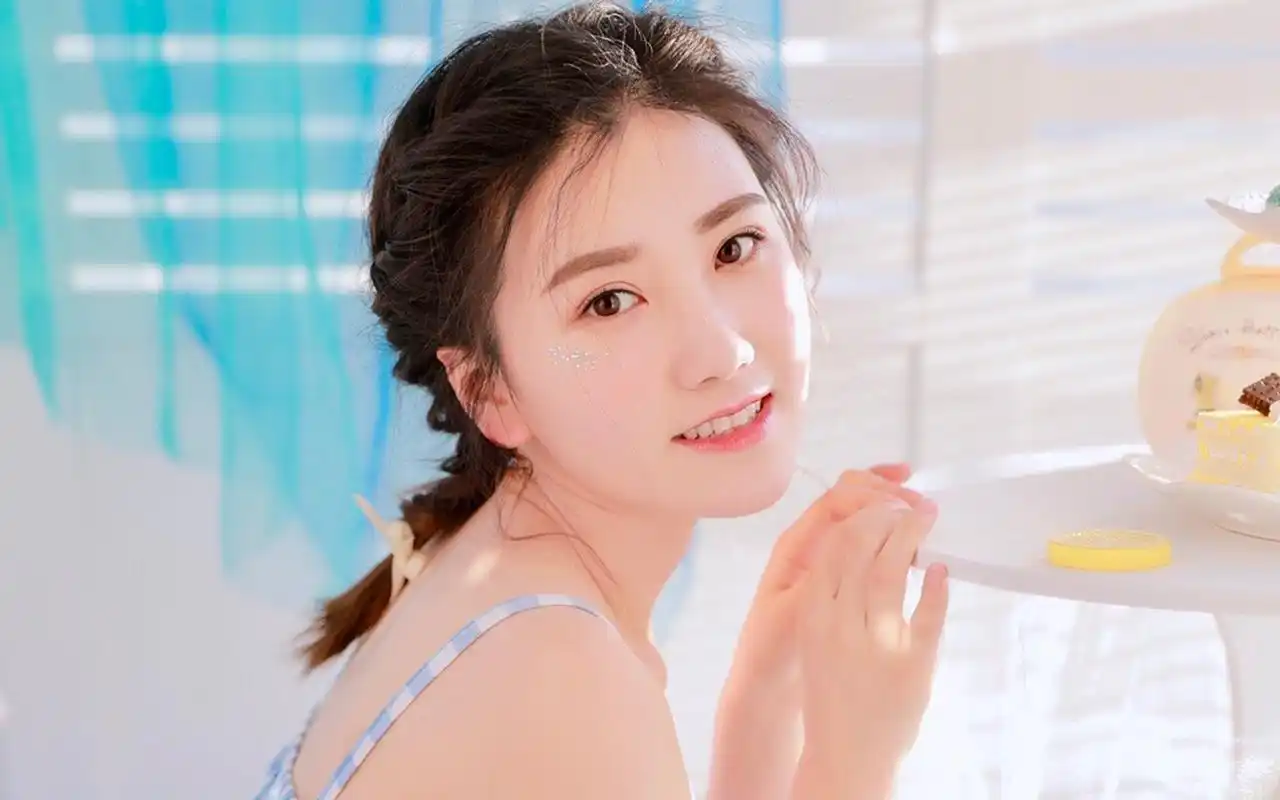 笑容甜美女孩唯美写真高清电脑壁纸