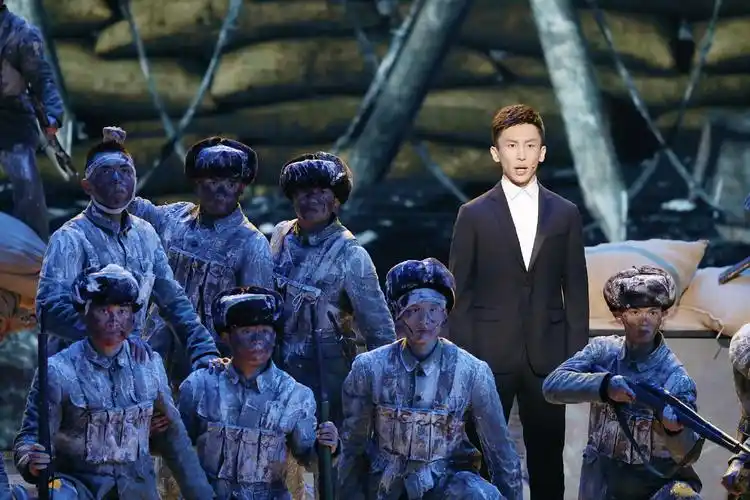 侯佳伟亮相央视五四晚会特别节目 共谱英雄赞歌