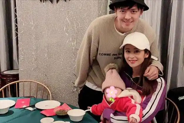 35岁颖儿一家三口庆生男帅女美很年轻网友蛋糕钱一人一半