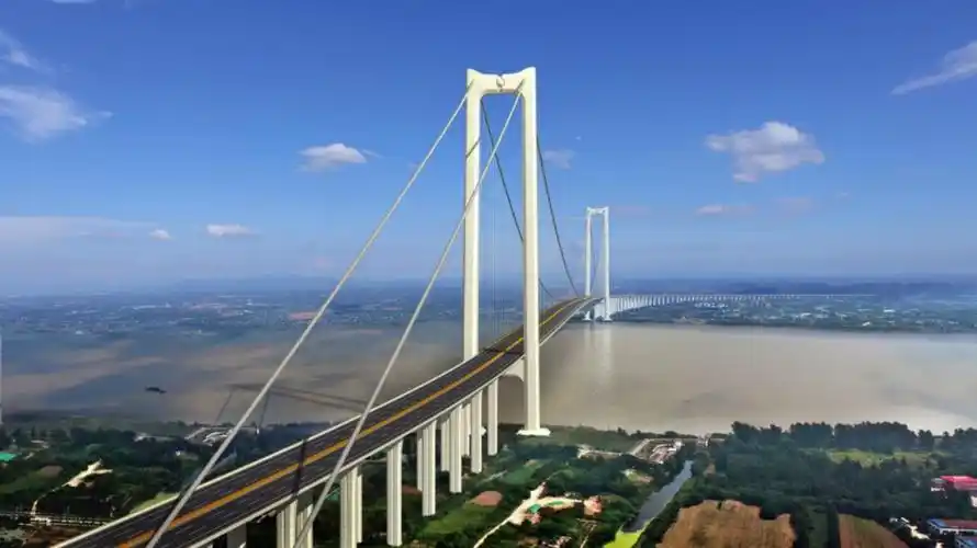 南京龙潭长江大桥主桥成功合龙