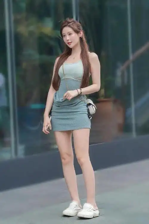 时尚女人街拍,你羡慕风,羡慕我,我羡慕穿短裙的小姐姐的男朋友啊|穿搭