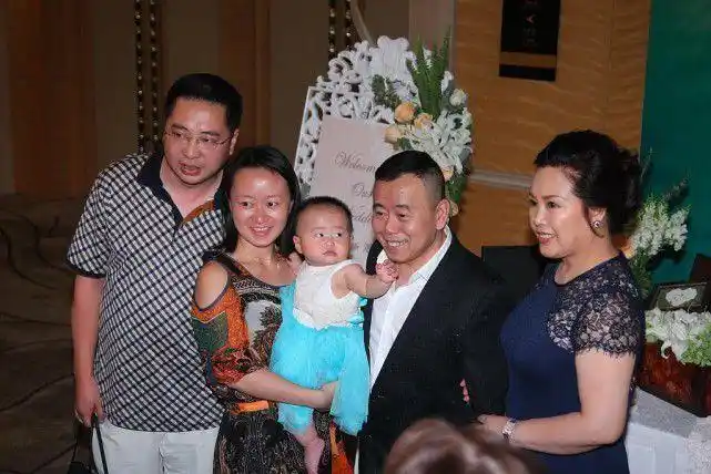 潘长江找老婆眼光高气质大方个子高穿精致裙子有种高级阔太感