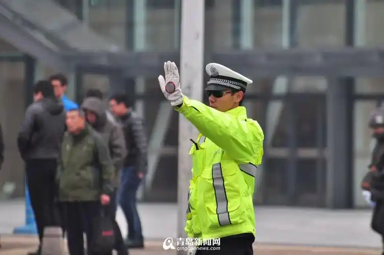 高清青岛交警换装新款执勤服获赞帅酷有型