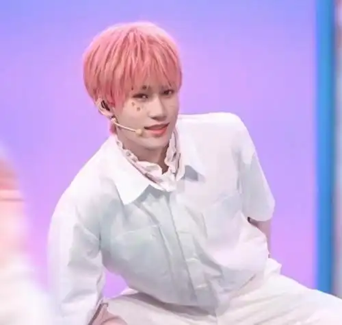 当宋亚轩十点半在床上收到张真源发来的消息时,立马从床上弹起来,顺手