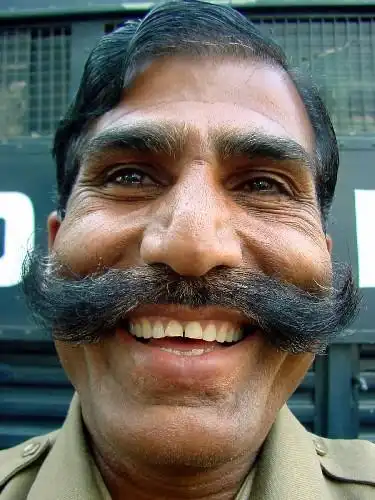 图文印度警察留八字须可以领奖金