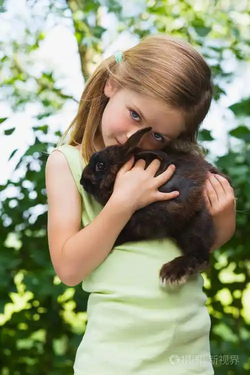 一个抱着兔子的女孩的肖像