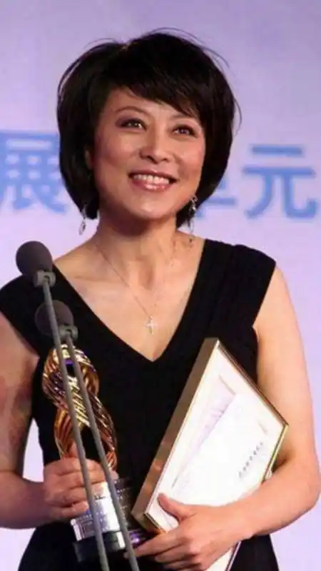 24岁获得影后,生下女儿被老公抛弃,现29岁女儿比她还红,她是岳红-度小