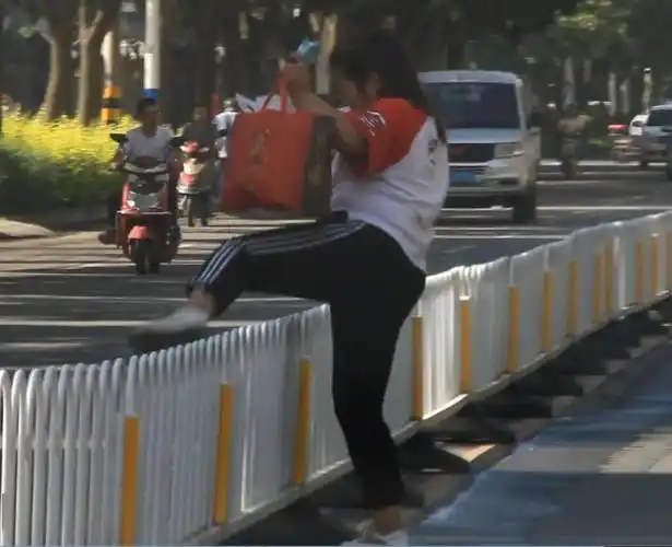 武威这些人翻越隔离护栏被交警曝光看看都有谁