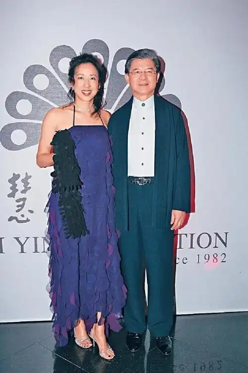 60岁朱玲玲与百亿富豪丈夫挽手逛街,夫妻聊不停甜蜜对视好浪漫