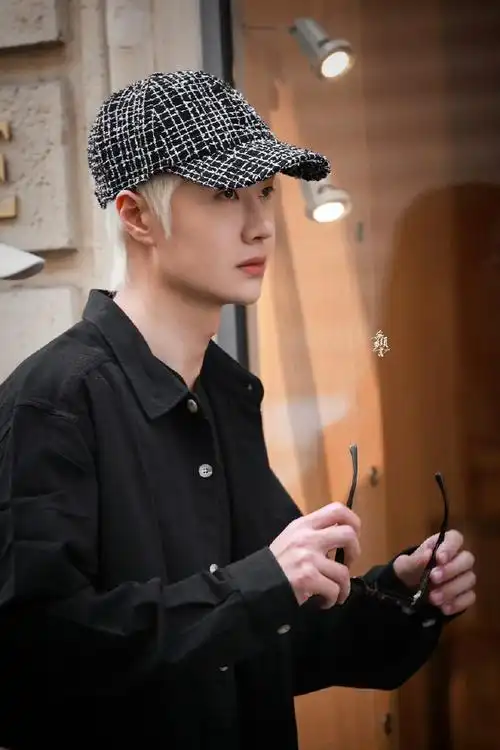 网友在巴黎偶遇王一博#这只是路人和粉丝拍的,明天专业镜头下的王