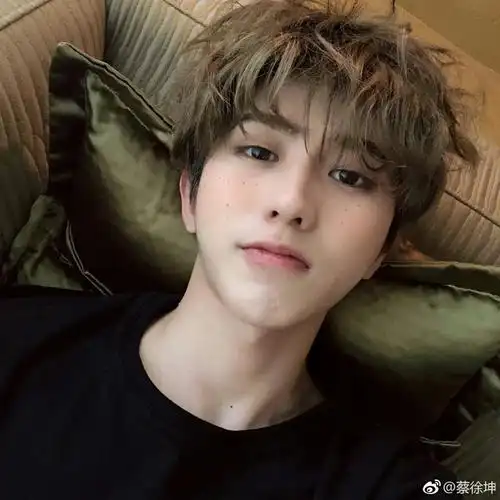 他是蔡徐坤 他英文名是august 他身高182厘米 他体重65千克 他鞋码43.