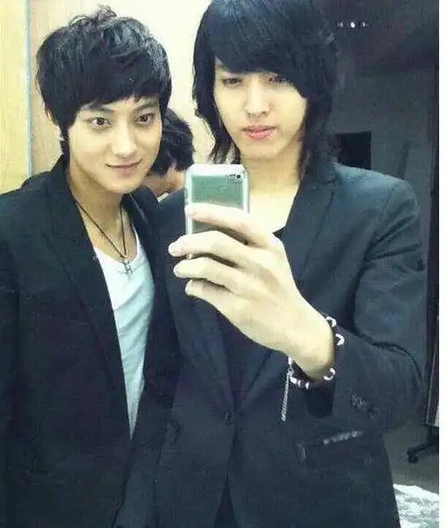 黄子韬表面冷漠背后暖,为发小学哑语,还让留在身边当助理