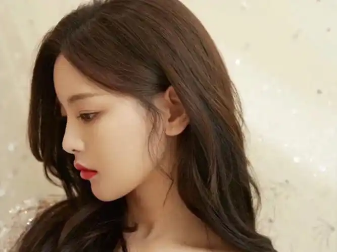 小说女主杨超越侧颜女神美爆了