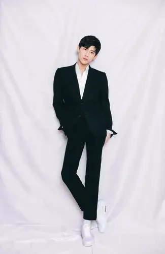 白敬亭确认过眼神犬系男友标准穿搭了解一下