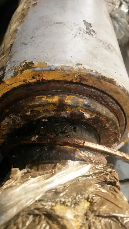 这种油缸怎么拆,卡簧拿掉了,最外面那个套 投 不下去,怎么办.