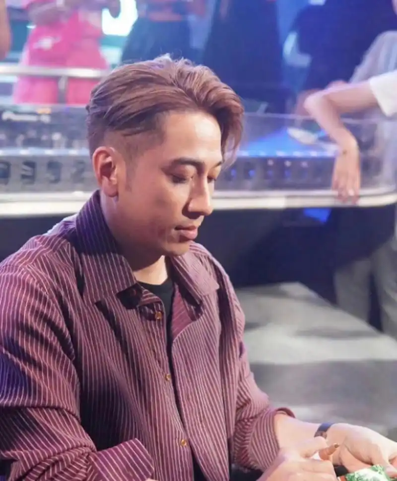 吴卓羲在深圳的活动上亮相,观察他的身材,似乎有些发福了,显得更胖了!