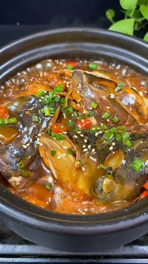 砂锅鱼头这样做肉嫩味美,即简单又好吃!