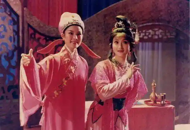 她是越剧傅派花旦因红四错名扬四海曾与陈道明合作电视剧