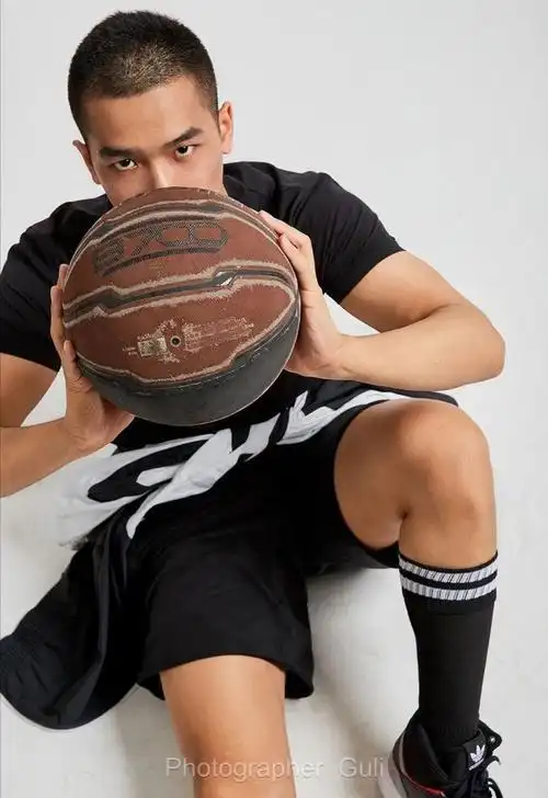 186cm的寸头爷们可咸可甜攻气十足一身肌肉霸气侧漏